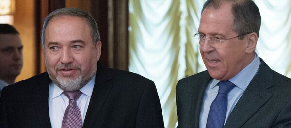 Ministro de Exteriores de Rusia, Serguéi Lavrov con su homólogo israelí, Avigdor Lieberman - Sputnik Mundo