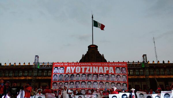 Marcha en Ciudad de México para conmemorar cuatro meses de la masacre de estudiantes en Iguala - Sputnik Mundo