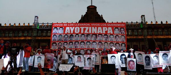 Marcha en Ciudad de México para conmemorar cuatro meses de la masacre de estudiantes en Iguala - Sputnik Mundo