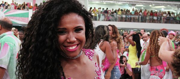 La Reina de Bateria de Mangueira, Evelyn Bastos, saluda a los invitados durante uno de los ensayos técnicos - Sputnik Mundo