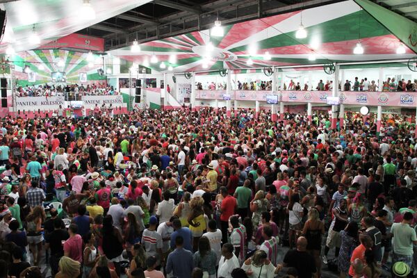 La escuela de samba de Estación Primera de Mangueira repleta de gente durante uno de los ensayos técnicos La escuela de samba de Estación Primera de Mangueira repleta de gente durante uno de los ensayos técnicos - Sputnik Mundo