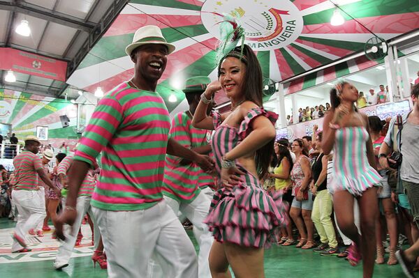 La pasista japonesa Saaya Suga durante el ensayo técnico en la escuela de samba de Mangueira La pasista japonesa Saaya Suga durante el ensayo técnico en la escuela de samba de Mangueira - Sputnik Mundo