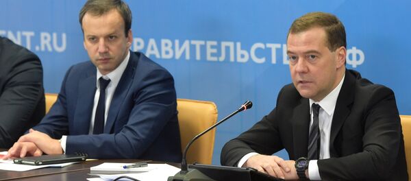 Dmitri Medvédev, primer ministro de Rusia (a la derecha) - Sputnik Mundo