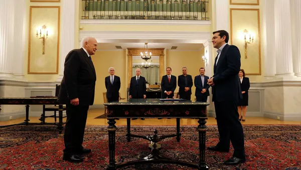 Alexis Tsipras, líder de la coalición de la izquierda radical Syriza, y Karolos Papoulias, presidente de Grecia, durante una ceremonia de juramento - Sputnik Mundo