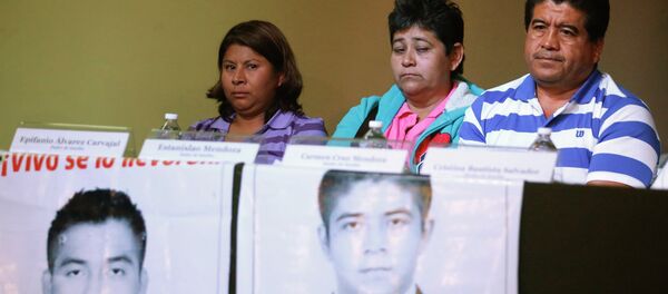 Familiares de los estudiantes desaparecidos Familiares de los estudiantes desaparecidos - Sputnik Mundo