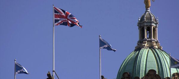 Британский и шотландский флаги на здании банка Lloyds в Эдинбурге - Sputnik Mundo