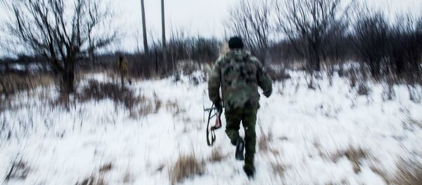 Ополченец бежит к своим позициям в районе Дебальцево Донецкой области 28 января 2015 - Sputnik Mundo