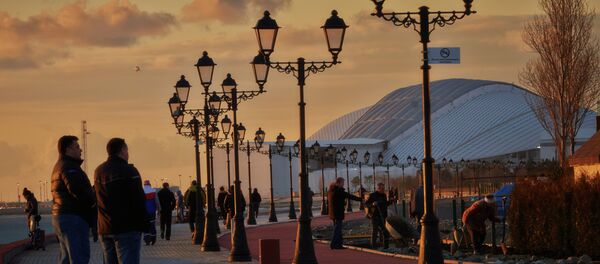 Горожане и туристы гуляют по набережной Черного моря в Сочи. Горожане и туристы гуляют по набережной Черного моря в Сочи. - Sputnik Mundo