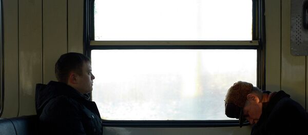 Pasajeros de un tren de cercanías Pasajeros de un tren de cercanías - Sputnik Mundo