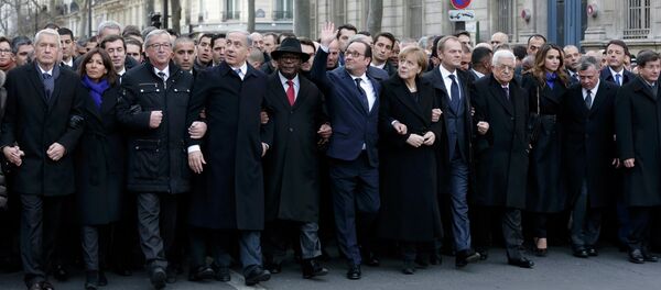 French President Francois Hollande is surrounded by Heads of state as they attend the solidarity march (Marche Republicaine) in the streets of Paris January 11, 2015. - Sputnik Mundo