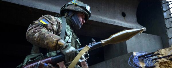 Украинский военный в деревне Пески - Sputnik Mundo