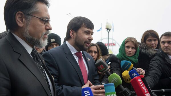 Denis Pushilin (C), representative of the separatist self-proclaimed Donetsk People's Republic, and Vladislav Deinego (L), representative of the Luhansk Republic, speak to the media at Minsk's International airport January 30, 2015. - Sputnik Mundo