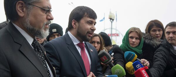 Denis Pushilin (C), representative of the separatist self-proclaimed Donetsk People's Republic, and Vladislav Deinego (L), representative of the Luhansk Republic, speak to the media at Minsk's International airport January 30, 2015. - Sputnik Mundo