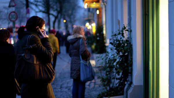 Una mujer habla por el móvil en Alemania - Sputnik Mundo