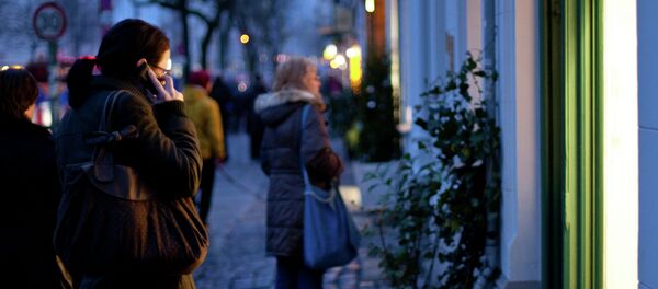 Una mujer habla por el móvil en Alemania - Sputnik Mundo