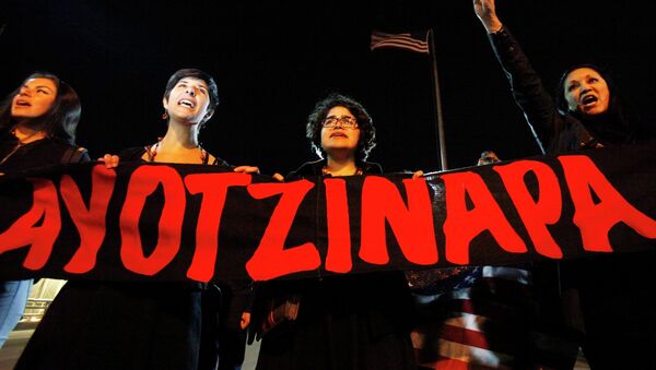 Women hold banner and yell slogans in support of the 43 missing trainee teachers of the Ayotzinapa teachers' training college, during a protest at the International Santa Fe bridge and border crossing between Mexico and the U.S. in Ciudad Juarez January 26, 2015 - Sputnik Mundo