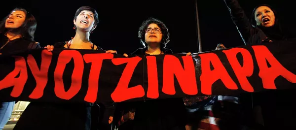 Women hold banner and yell slogans in support of the 43 missing trainee teachers of the Ayotzinapa teachers' training college, during a protest at the International Santa Fe bridge and border crossing between Mexico and the U.S. in Ciudad Juarez January 26, 2015 Women hold banner and yell slogans in support of the 43 missing trainee teachers of the Ayotzinapa teachers' training college, during a protest at the International Santa Fe bridge and border crossing between Mexico and the U.S. in Ciudad Juarez January 26, 2015 - Sputnik Mundo