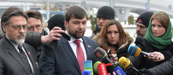 Representante de la RPL Vladislav Deinego y representante de la RPD Denís Pushilin - Sputnik Mundo