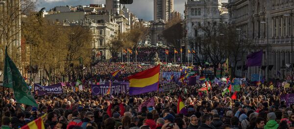 People wave Republican and Podemos party flags during a Podemos (We Can) party march in Madrid, Spain, Saturday, Jan. 31, 2015 - Sputnik Mundo