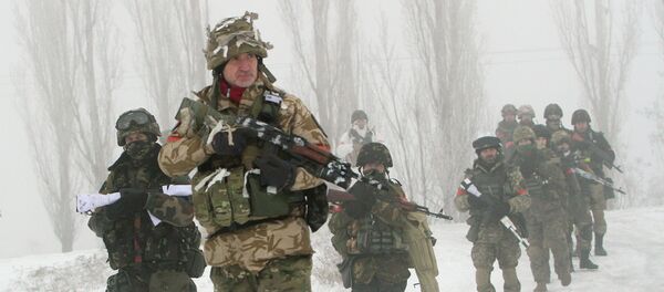 Ukrainian servicemen of the Donbass volunteer battalion take part in clean-up operations in a village in the Lysychansk district of the Lugansk region on January 28, 2015 - Sputnik Mundo