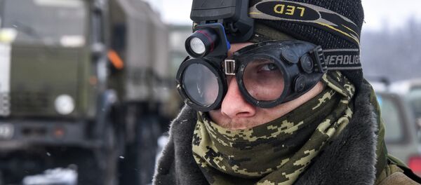 A pro-Russian rebel guards the road near the Airport of Donetsk, Eastern Ukraine, Tuesday, Jan. 6 , 2015 - Sputnik Mundo