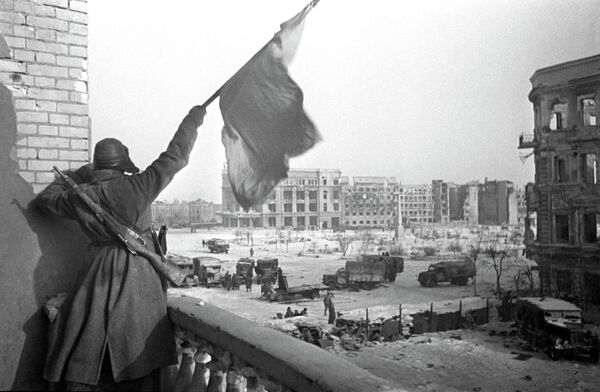 El combatiente soviético agarra la bandera en Stalingrado 09.01.1943 - Sputnik Mundo