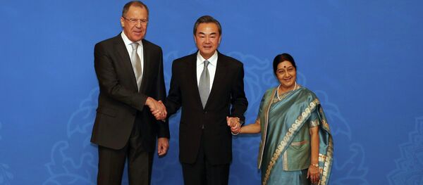 Serguéi Lavrov,  ministro de Exteriores de Rusia, Wang Yi, ministra de Exteriores de China, y ministro de Exteriores de India, Sushma Swaraj - Sputnik Mundo