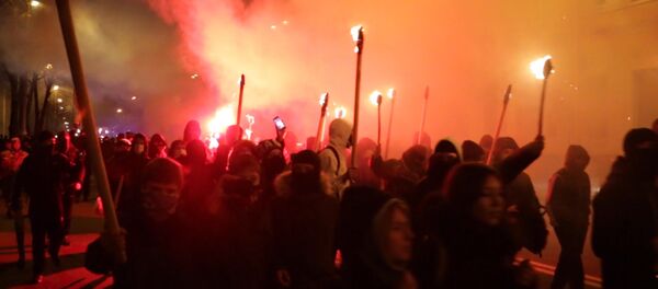 Ultranacionalistas ucranianos encienden bombas de humo en pleno centro de Kiev - Sputnik Mundo