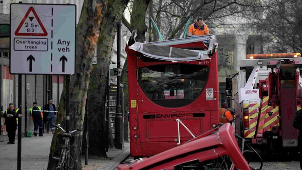 Emergency services work at the scene of a bus accident on the Kingsway in central London, February 2, 2015 - Sputnik Mundo