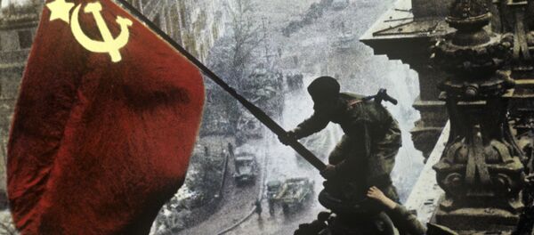 Bandera de la Unión Soviética sobre el Reichstag - Sputnik Mundo