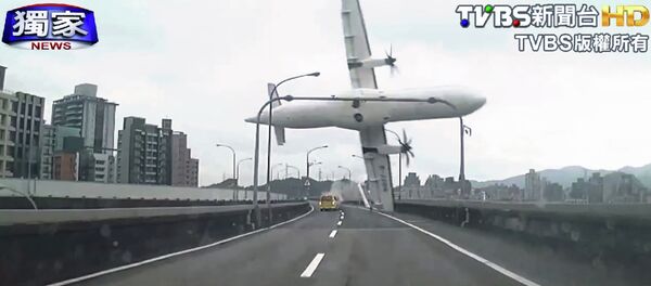 A commercial airplane clipping an elevated roadway - Sputnik Mundo