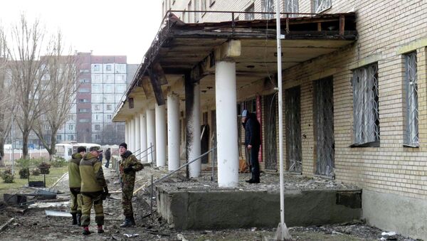 Members of the armed forces of the separatist self-proclaimed Donetsk People's Republic gather outside a hospital, which according to locals was damaged by shelling, in Donetsk February 4, 2015 - Sputnik Mundo