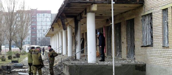 Members of the armed forces of the separatist self-proclaimed Donetsk People's Republic gather outside a hospital, which according to locals was damaged by shelling, in Donetsk February 4, 2015 - Sputnik Mundo