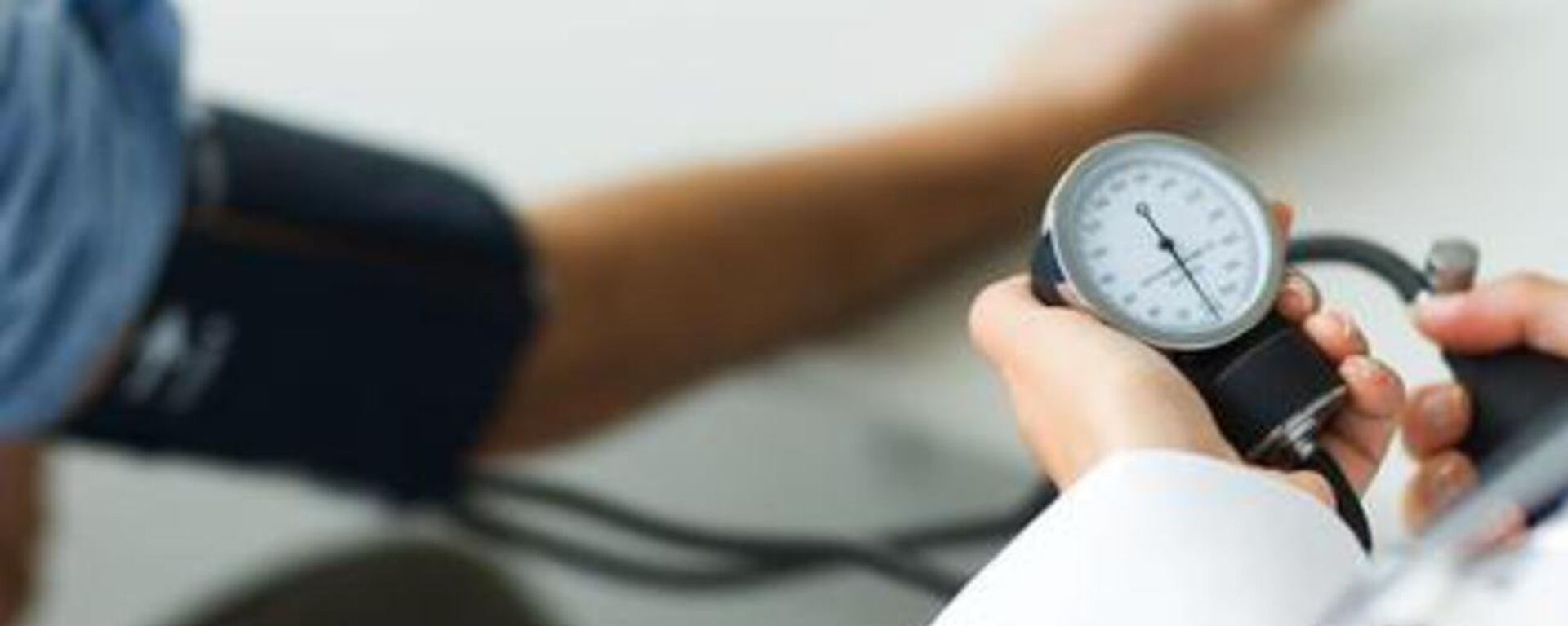 Doctor measuring patient's blood pressure Doctor measuring patient's blood pressure - Sputnik Mundo, 1920, 17.11.2021