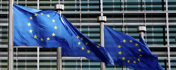 Banderas de la UE frente a la sede de la Comisión Europea en Bruselas Banderas de la UE frente a la sede de la Comisión Europea en Bruselas - Sputnik Mundo