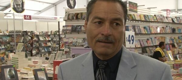 Мексиканский журналист Моисес Бийеда презентует свою книгу - Sputnik Mundo