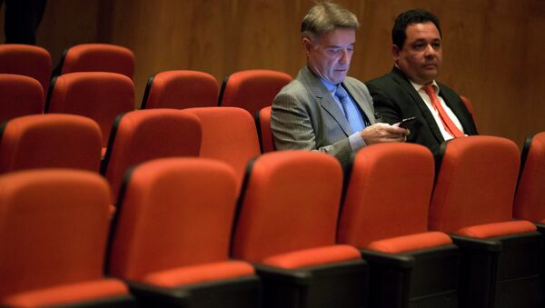 Ex multimillonario Eike Batista (izda.) con su abogado en la audiencia en un tribunal penal federal en Río de Janeiro - Sputnik Mundo
