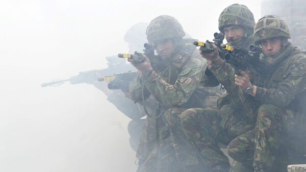 Soldiers from the British Royal Marines Commando demonstrate city fighting techniques during the NATO Response Force exercise - Sputnik Mundo