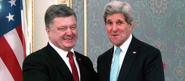 U.S. Secretary of State John Kerry (R) with Ukraine's President Petro Poreshenko (L) during a bilateral meeting in Kiev, February 5, 2015 - Sputnik Mundo