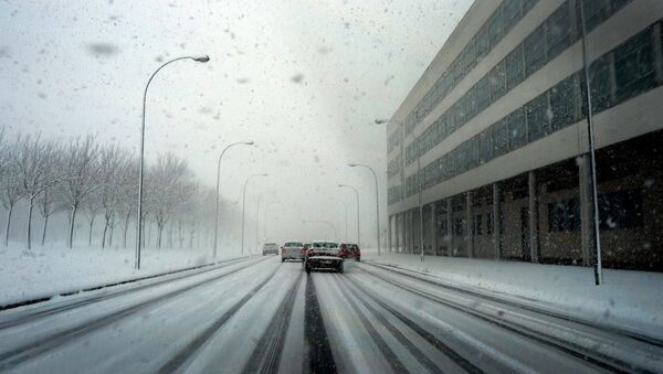 Cars queue to enter the Spanish Basque town of Vitoria during a snowstorm February 4, 2015 - Sputnik Mundo