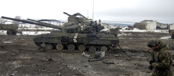 A Ukrainian soldier examines a crater after shelling near Debaltseve, in the Donetsk region - Sputnik Mundo