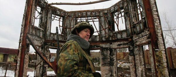 A member of the armed forces of the separatist self-proclaimed Donetsk People's Republic looks on near a building destroyed during battles with the Ukrainian armed forces in Vuhlehirsk, Donetsk region, February 4, 2015 A member of the armed forces of the separatist self-proclaimed Donetsk People's Republic looks on near a building destroyed during battles with the Ukrainian armed forces in Vuhlehirsk, Donetsk region, February 4, 2015 - Sputnik Mundo