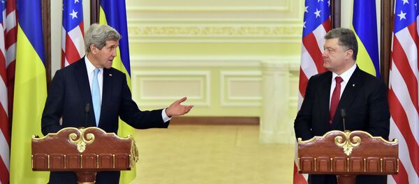John Kerry y Petró Poroshenko durante la rueda de prensa en Kiev - Sputnik Mundo