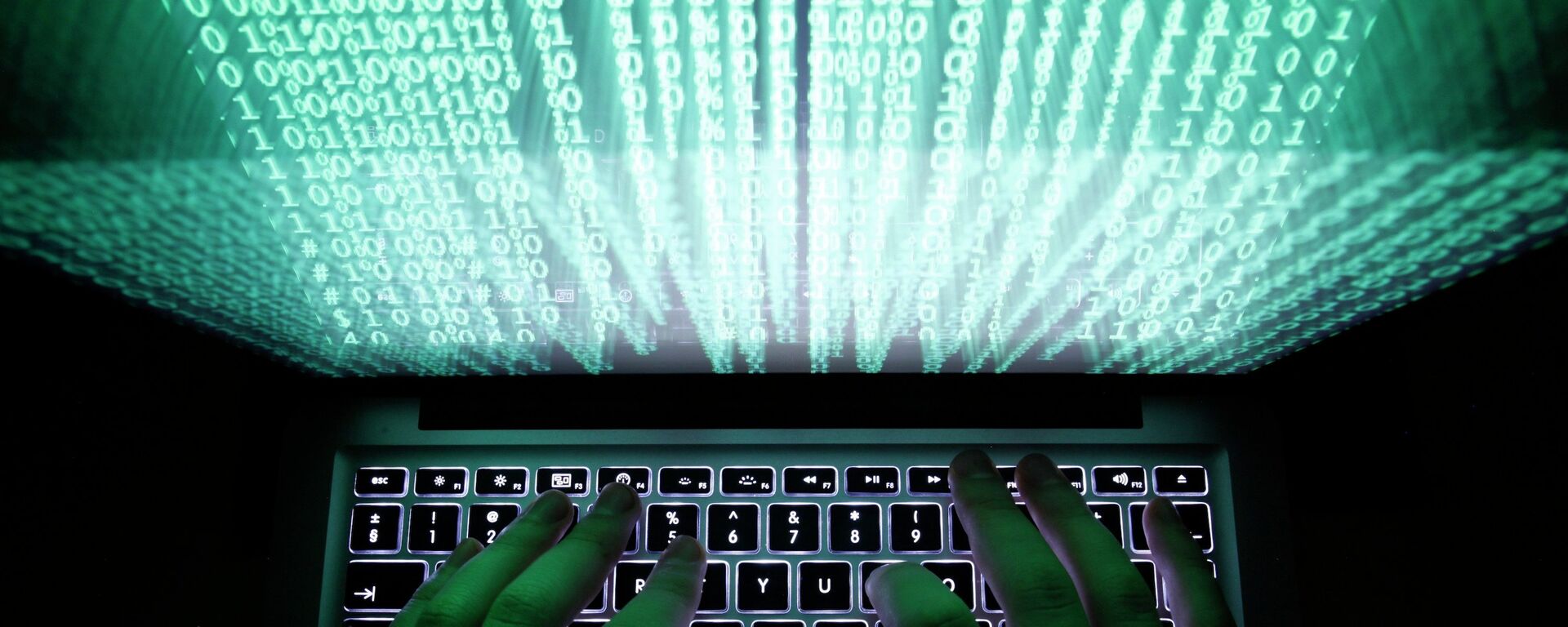 A man types on a computer keyboard  - Sputnik Mundo, 1920, 14.01.2022