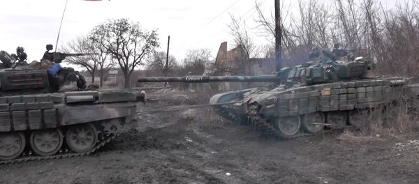 Ucrania: Milicianos de la RPD remolcan un T-72 cerca de Debáltsevo Ucrania: Milicianos de la RPD remolcan un T-72 cerca de Debáltsevo - Sputnik Mundo