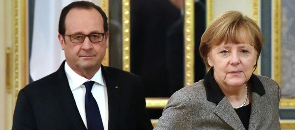 French President Francois Hollande (L) and German Chancellor Angela Merkel (R) walk prior to their meeting with the Ukrainian President in Kiev on February 5, 2015. - Sputnik Mundo