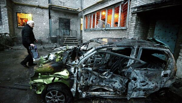 A man stands next to his car - Sputnik Mundo