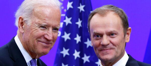 Vicepresidente de EEUU, Joe Biden (izda.) y presidente del Consejo Europeo, Donald Tusk - Sputnik Mundo