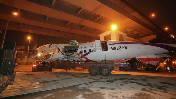 Wreckage of TransAsia Airways plane Flight GE235 is transported on the back of a truck after it crash landed into a river, in New Taipei City, February 5, 2015 - Sputnik Mundo