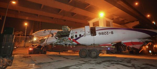 Wreckage of TransAsia Airways plane Flight GE235 is transported on the back of a truck after it crash landed into a river, in New Taipei City, February 5, 2015 - Sputnik Mundo
